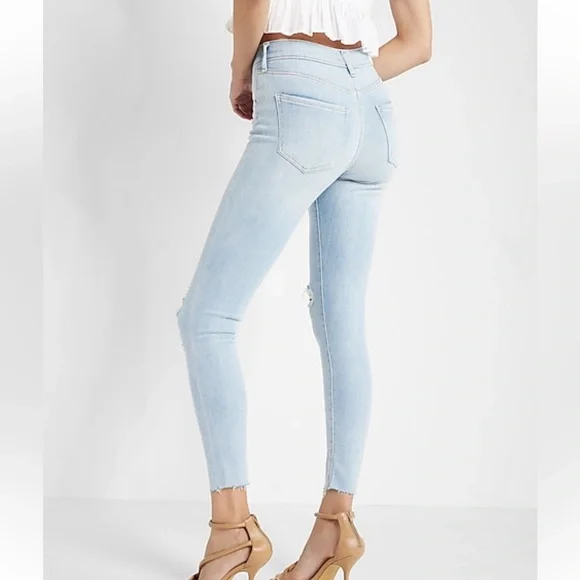 NWT Express Size 18 Light Wash/ Mid Rise Ripped Raw Hem Skinny Jeans